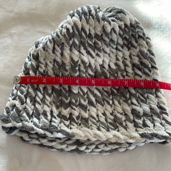 NWT - Hand-knitted hat - Picture 6 of 7